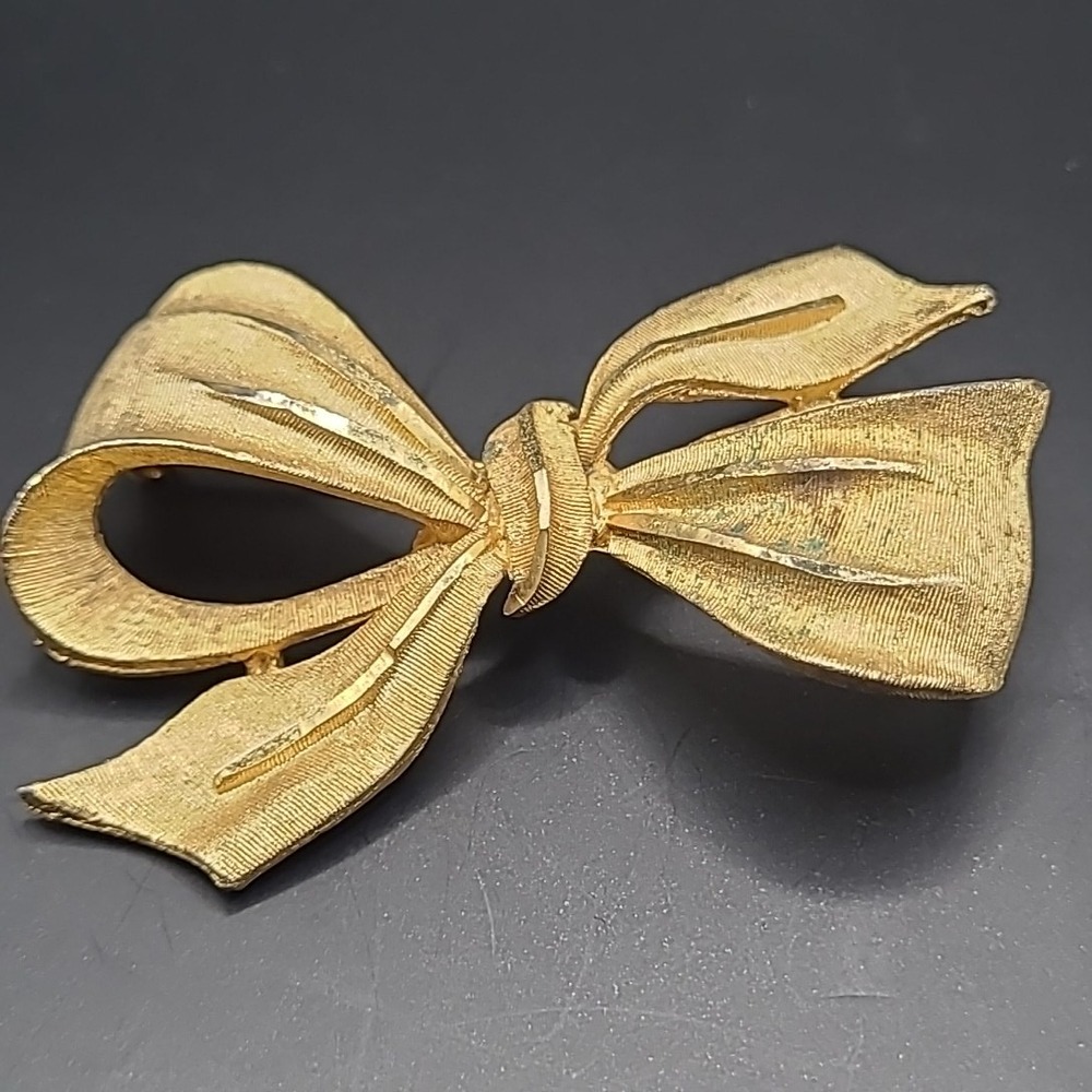 Vintage BSK Brooch Woman Gold Bow Textured Metal Mid-Century Accessory